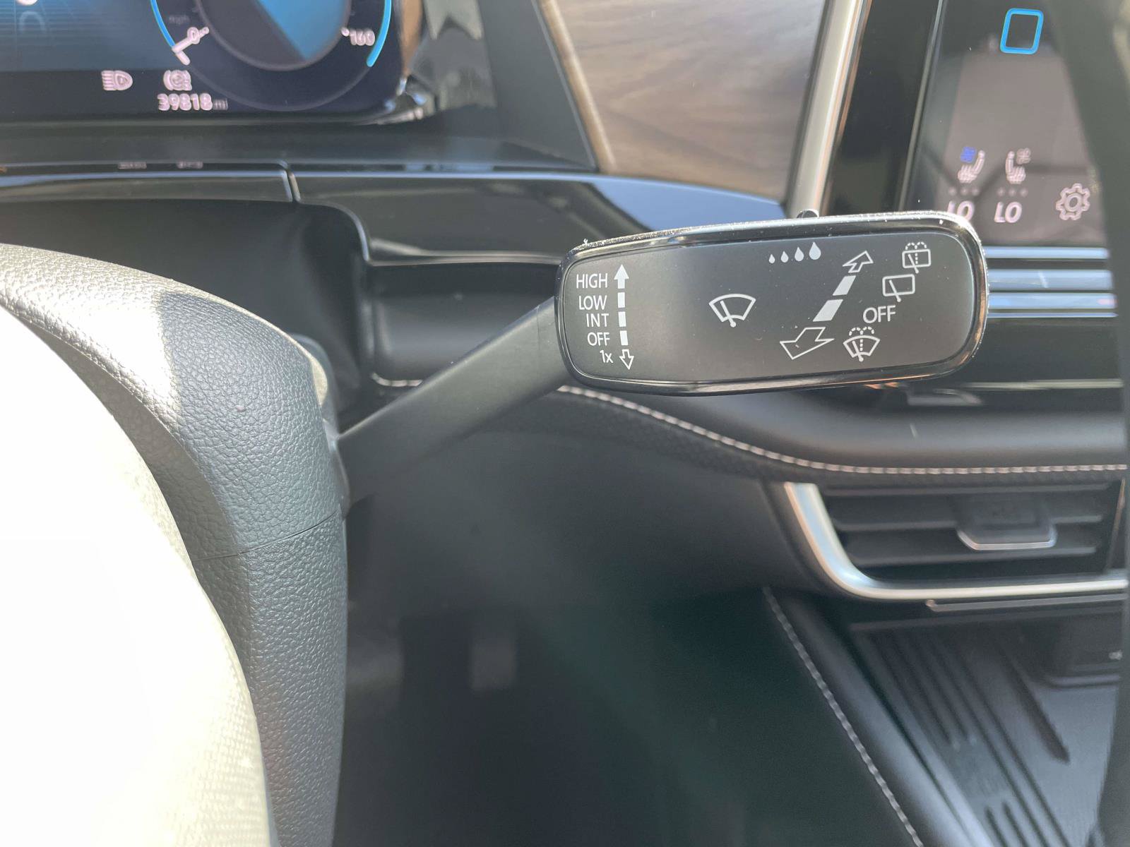 Used 2025 Volkswagen Atlas SE FWD image 27