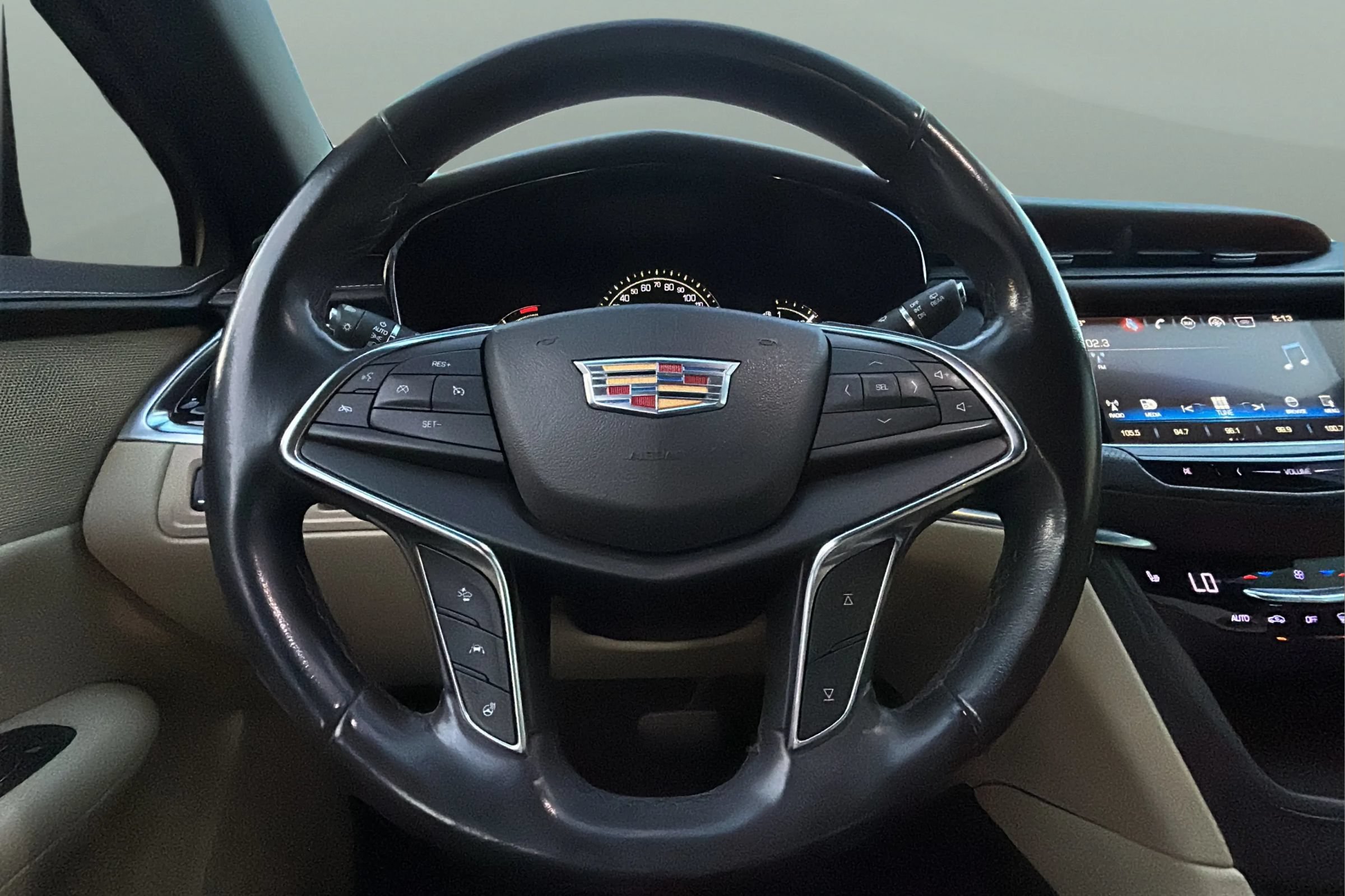 Used 2018 Cadillac XT5 Luxury w/ Driver Awareness Package AWD/4WD image 29