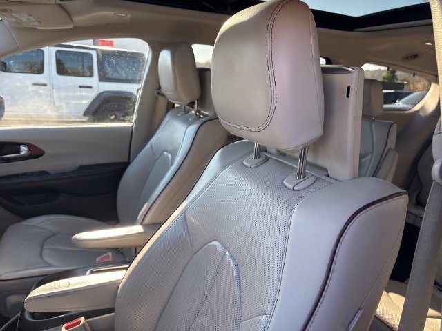 Used 2017 Chrysler Pacifica Limited FWD image 9