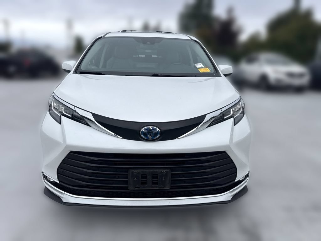 Used 2023 Toyota Sienna XLE AWD/4WD image 2