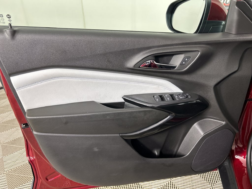 Used 2025 Chevrolet Trax LT FWD image 11