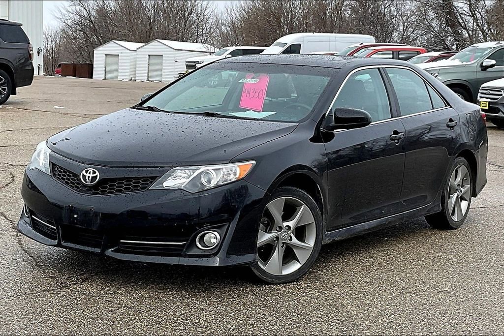 Used 2013 Toyota Camry SE w/ Leather Pkg image 2