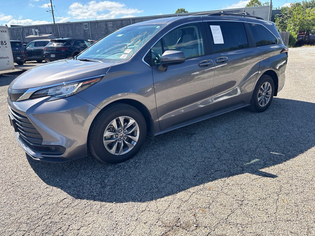 Used 2022 Toyota Sienna LE AWD/4WD image 1