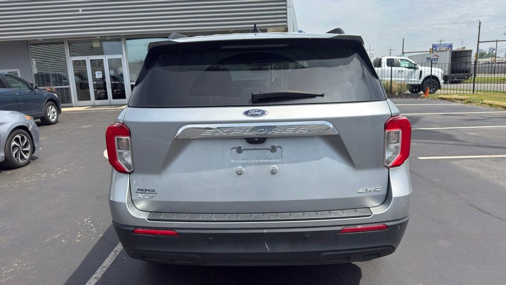 Used 2024 Ford Explorer XLT AWD/4WD image 4