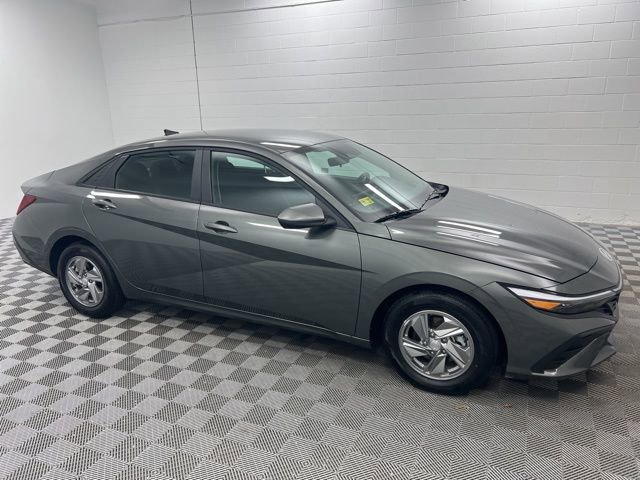 Used 2025 Hyundai Elantra SE image 4