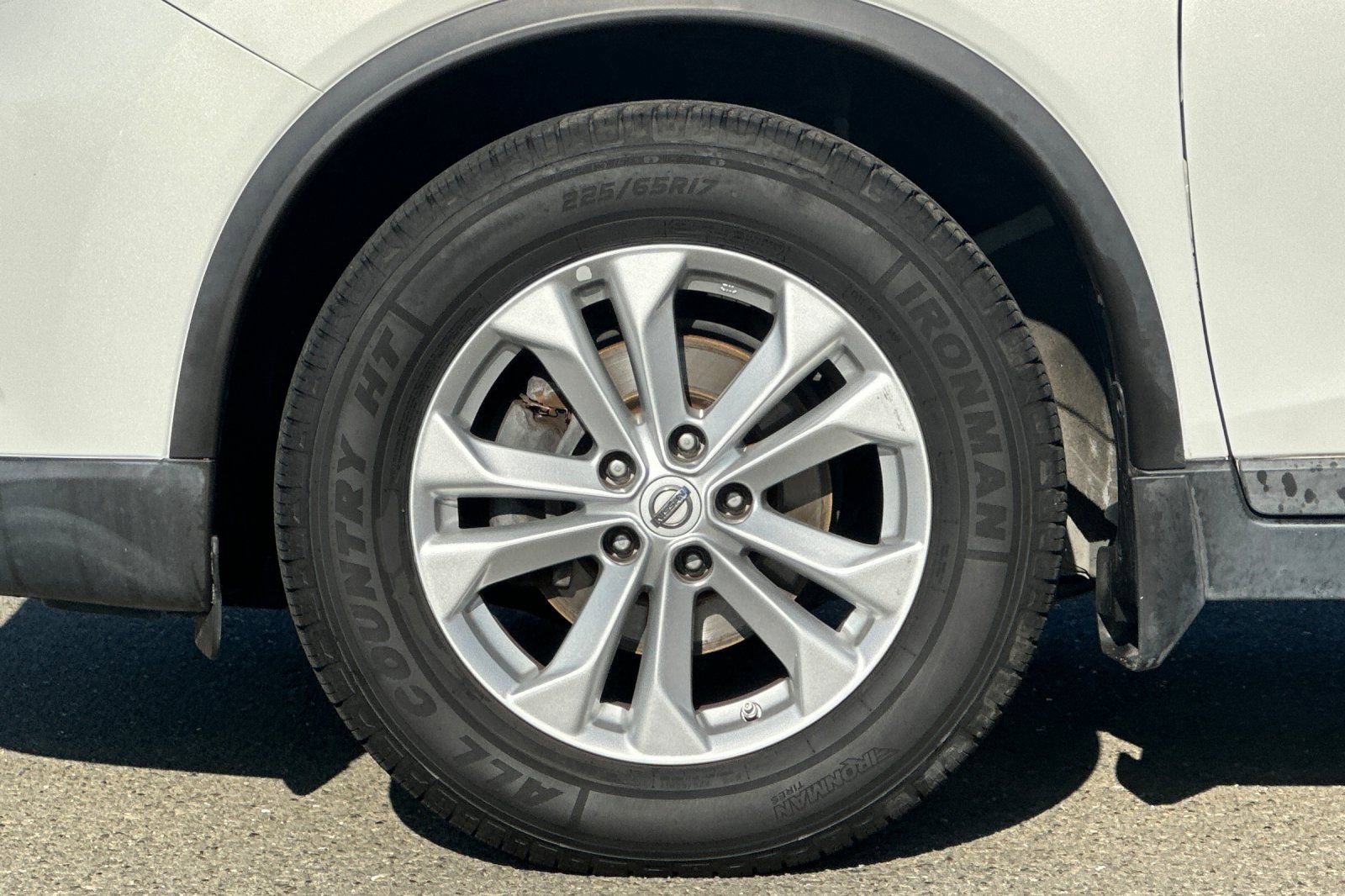 Used 2014 Nissan Rogue SV w/ SV Premium Package image 35