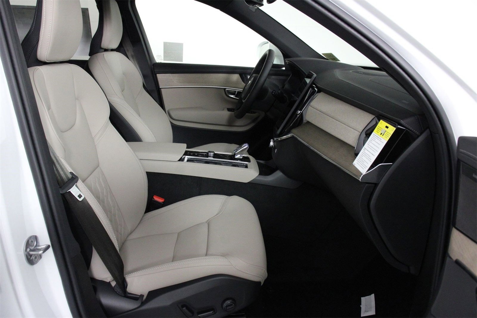 New 2026 Volvo XC90 B6 Plus w/ Protection Package Premier image 10