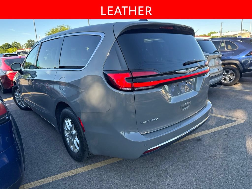 Used 2023 Chrysler Pacifica Touring-L FWD image 4