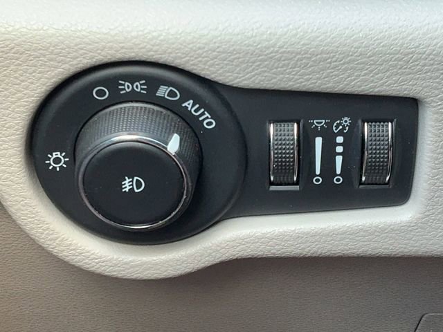 Used 2023 Chrysler Pacifica Touring-L image 30