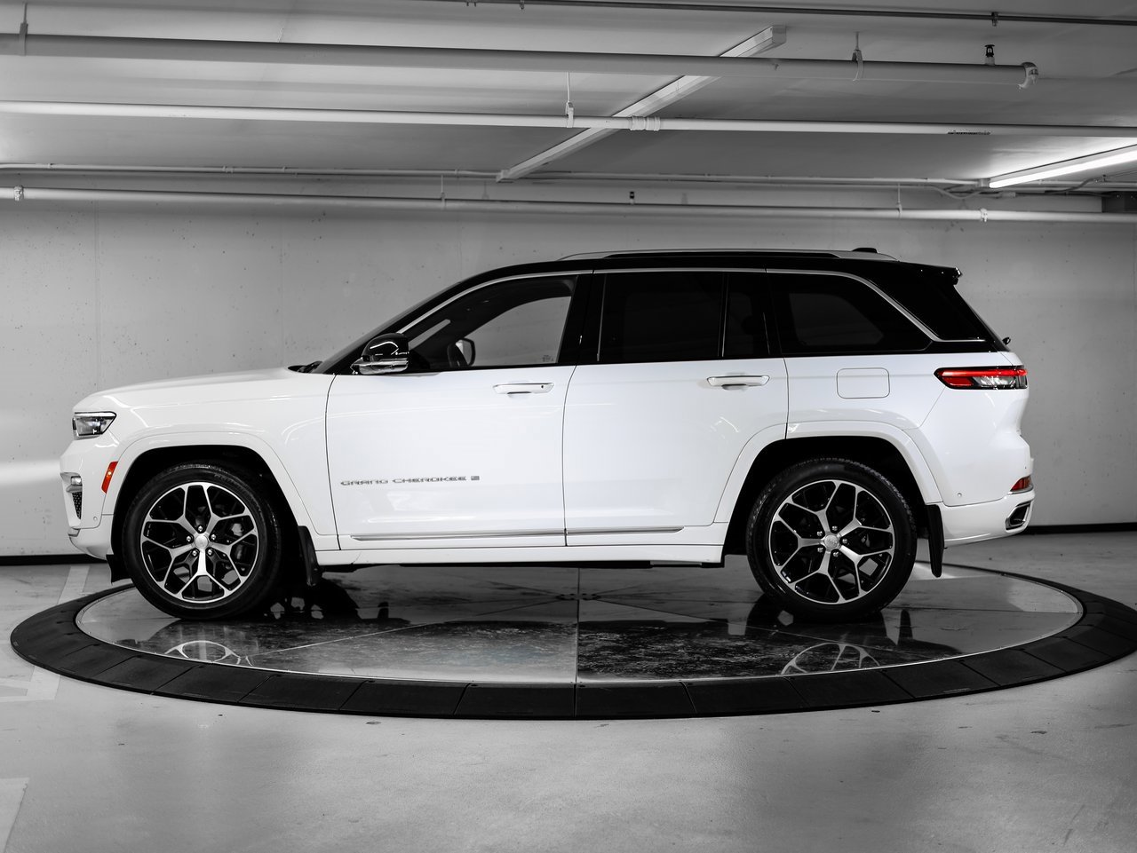 Used 2022 Jeep Grand Cherokee Summit image 2
