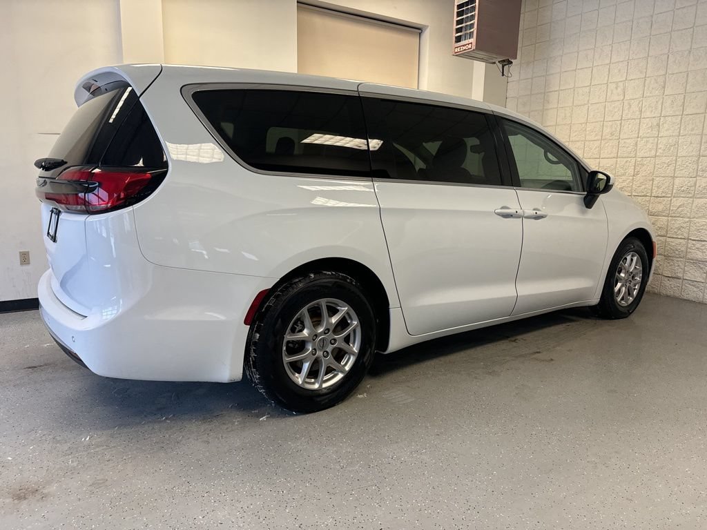 Used 2023 Chrysler Pacifica Touring-L FWD image 48