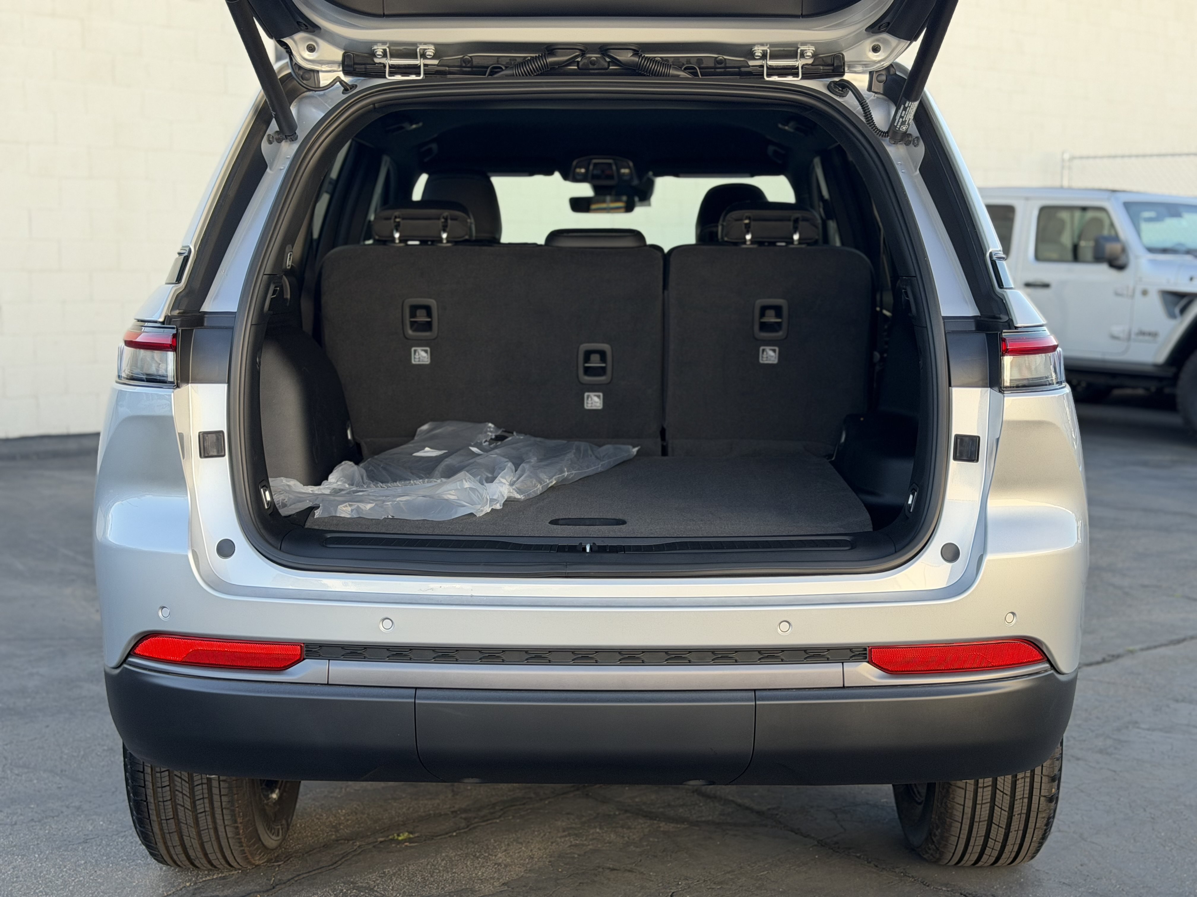 New 2026 Jeep Grand Cherokee Altitude RWD image 16