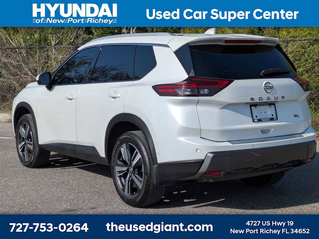 Used 2025 Nissan Rogue SL image 3
