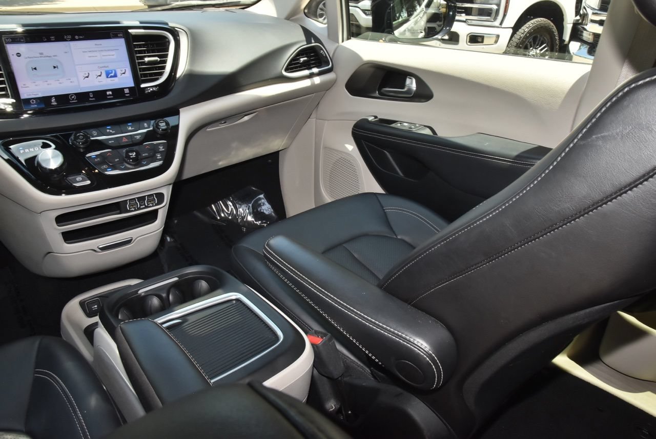 Used 2024 Chrysler Pacifica Touring-L FWD image 18