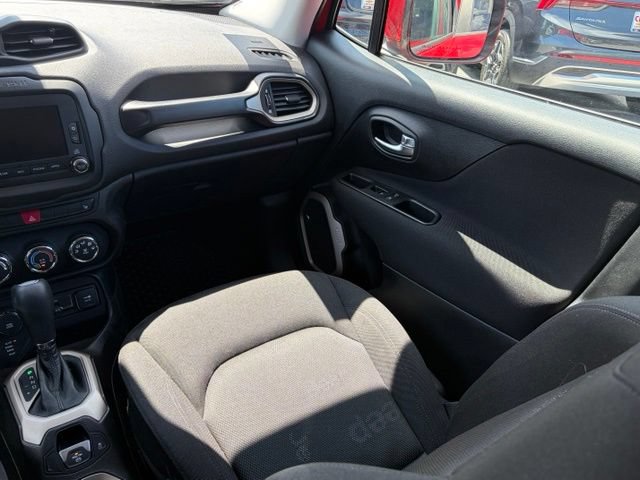 Used 2017 Jeep Renegade Latitude AWD/4WD image 31