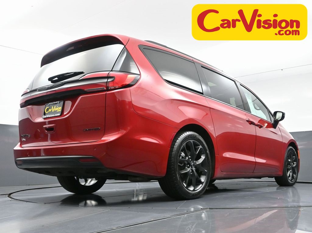 Used 2025 Chrysler Pacifica Limited image 59