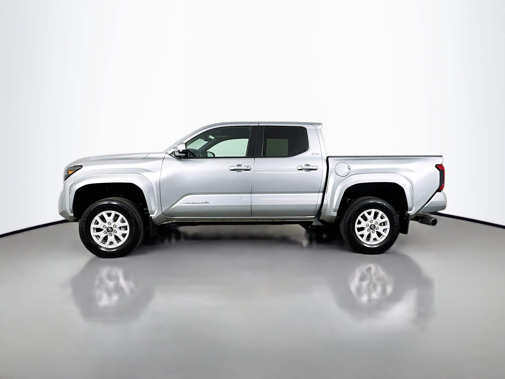 Certified 2024 Toyota Tacoma SR5 AWD/4WD image 4