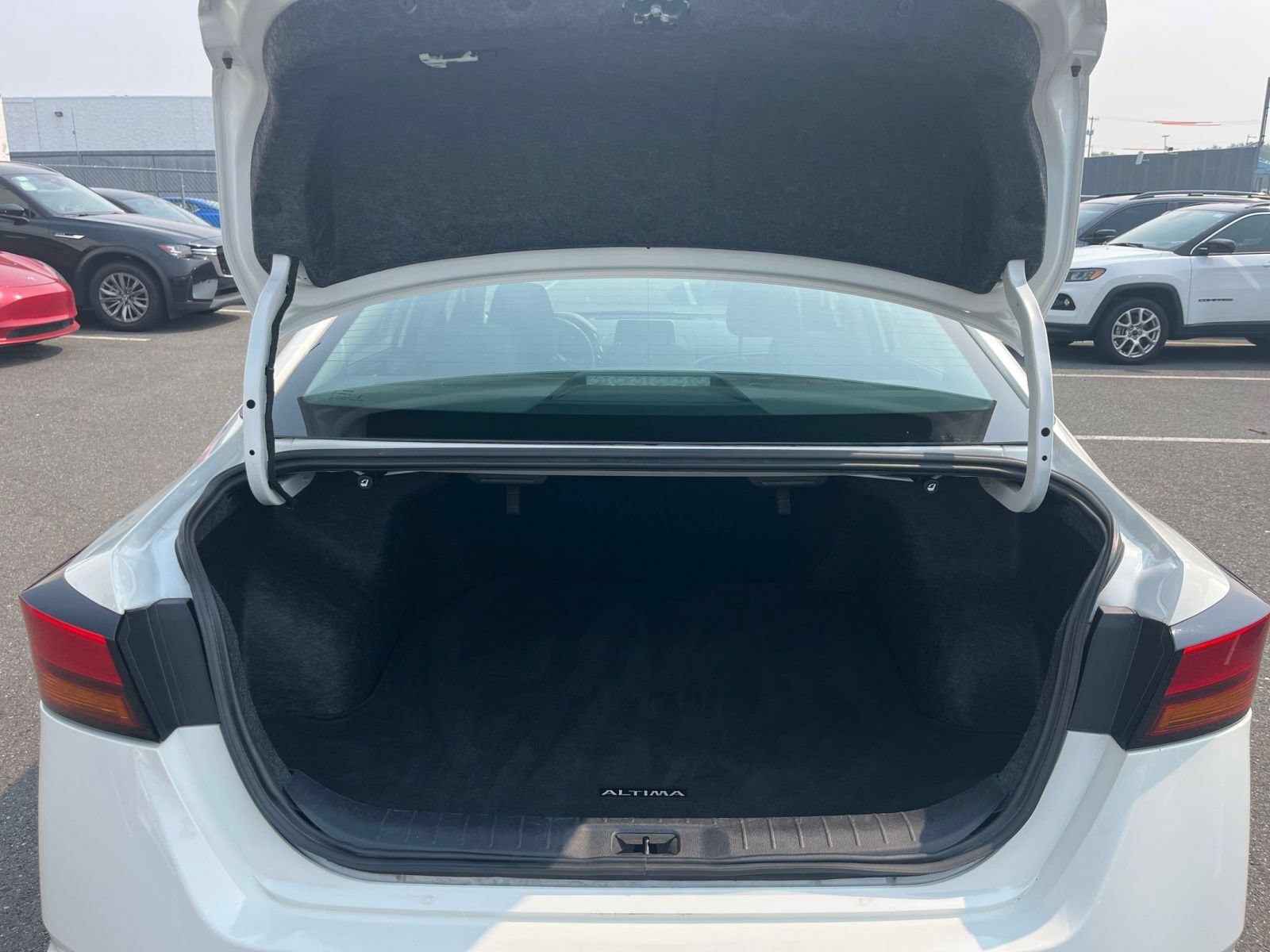 Used 2025 Nissan Altima 2.5 SV FWD image 31