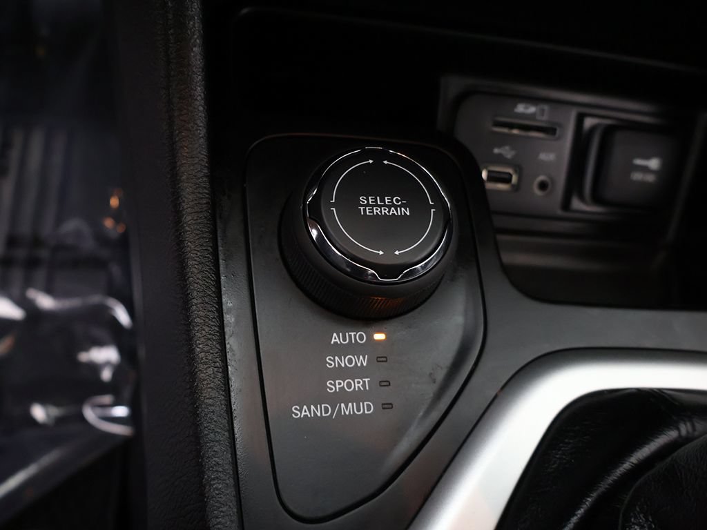 Used 2017 Jeep Cherokee Overland AWD/4WD image 55