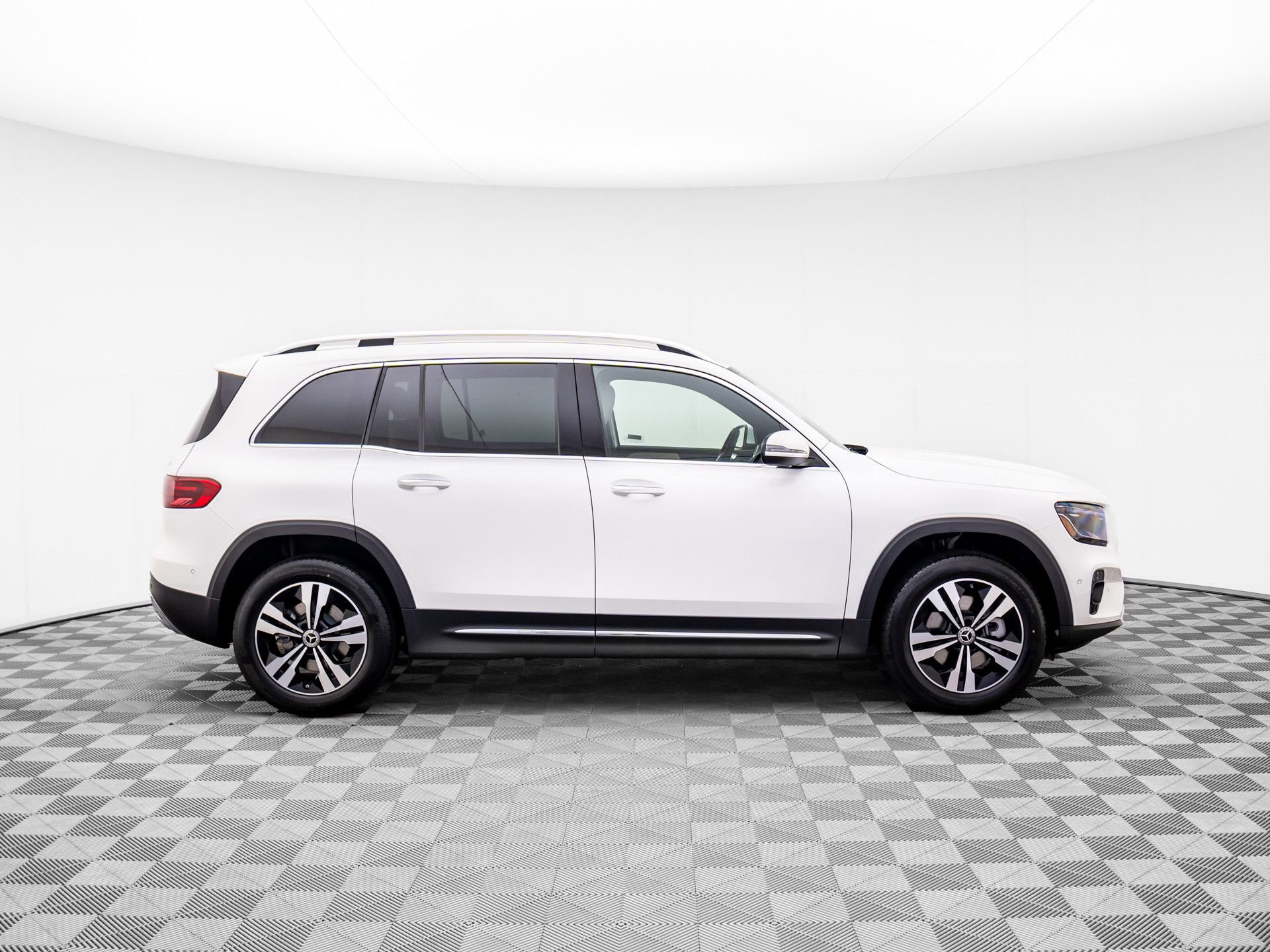 New 2025 Mercedes-Benz GLB 250 4MATIC image 7