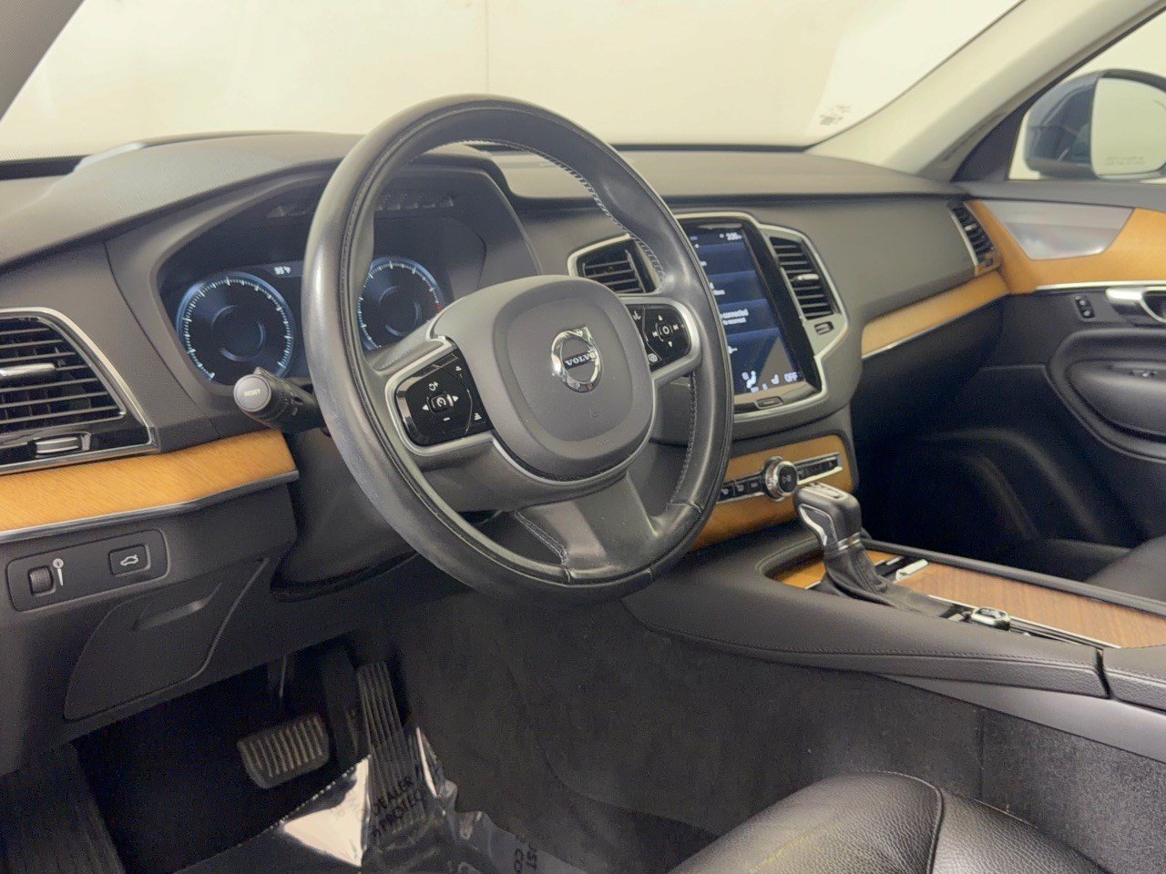 Used 2022 Volvo XC90 T6 Momentum w/ Advanced Package AWD/4WD image 4