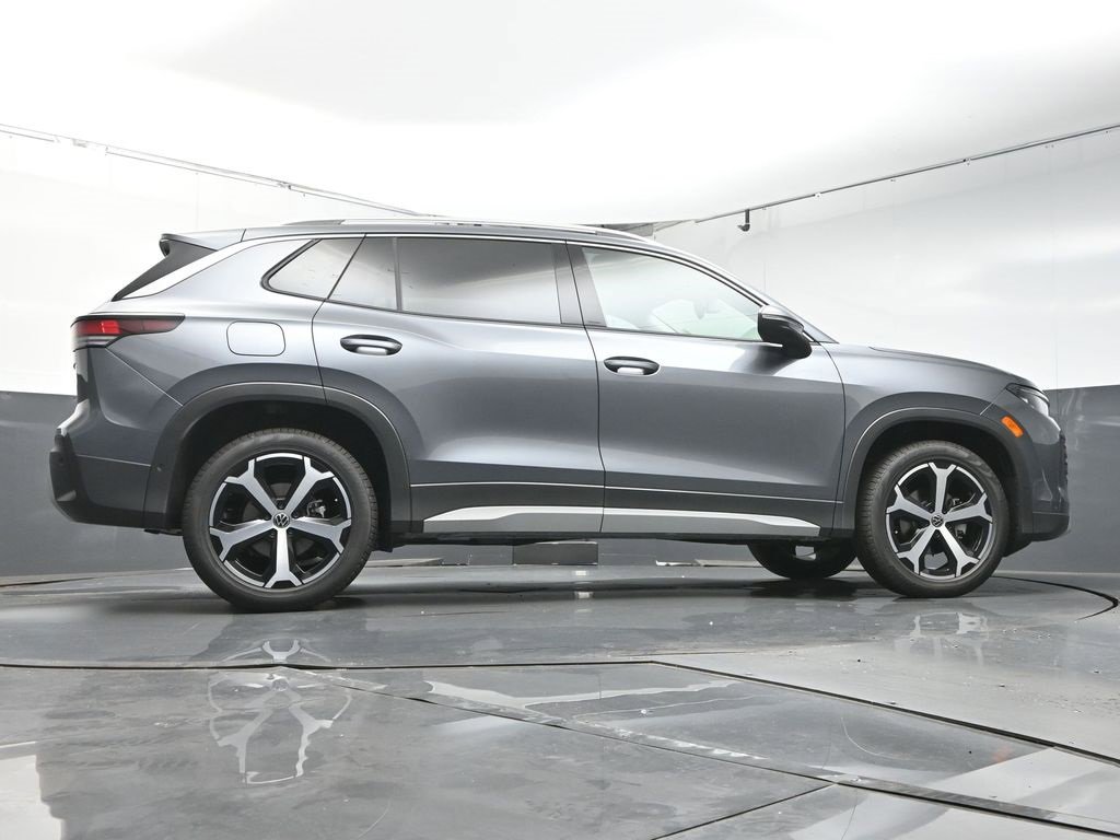 New 2025 Volkswagen Tiguan SE image 43