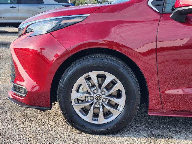 Used 2026 Toyota Sienna XLE FWD image 8