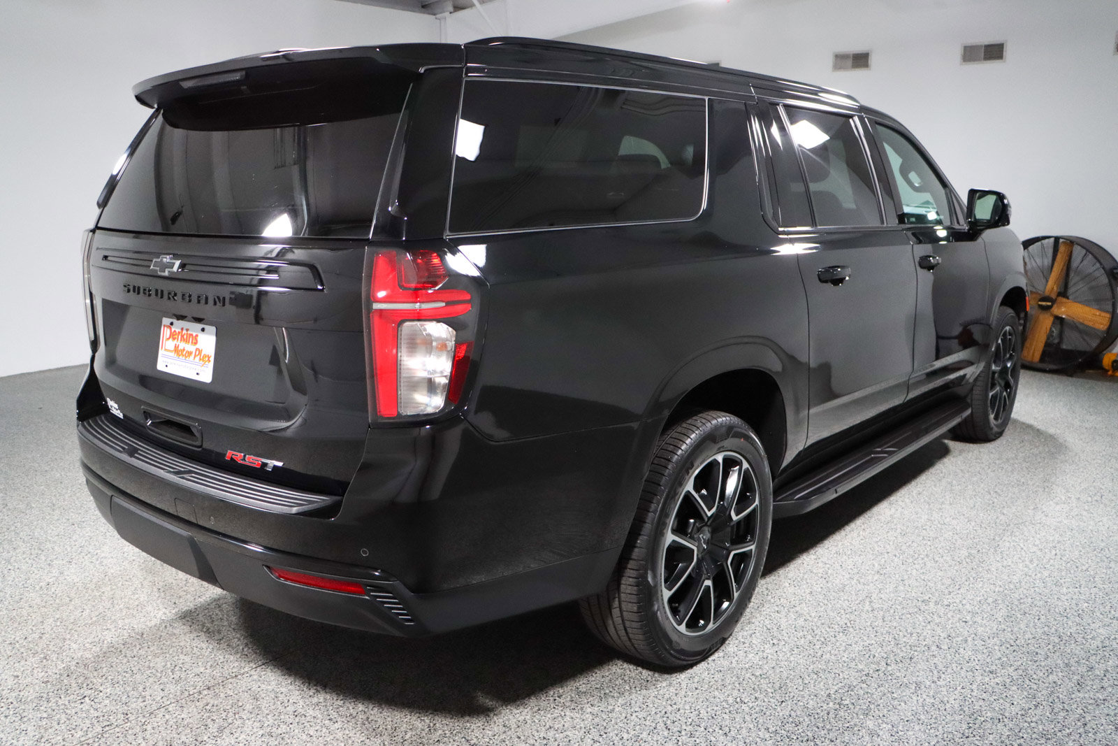 Used 2024 Chevrolet Suburban RST w/ Luxury Package AWD/4WD image 7