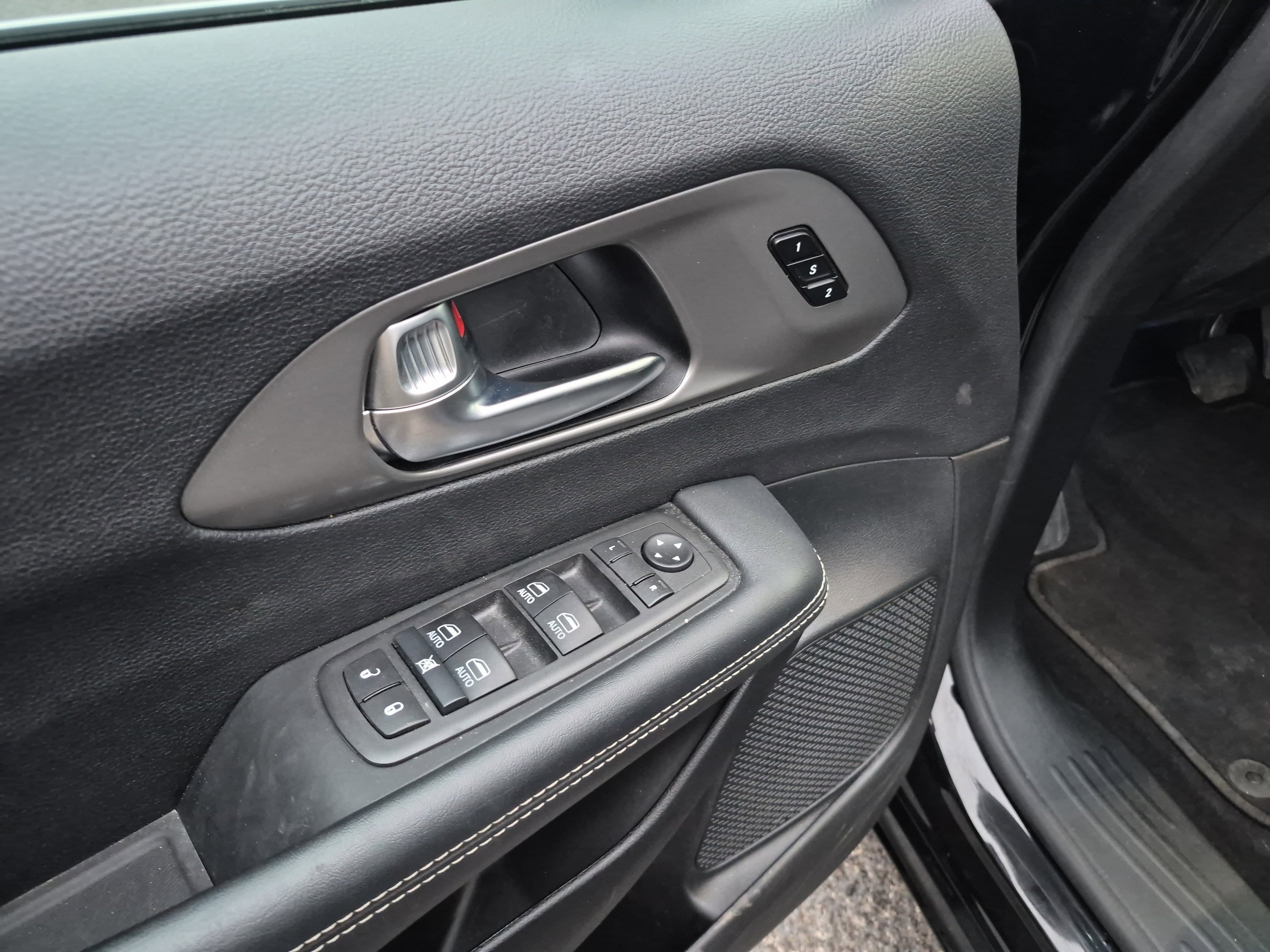 Used 2025 Chrysler Pacifica Select image 9