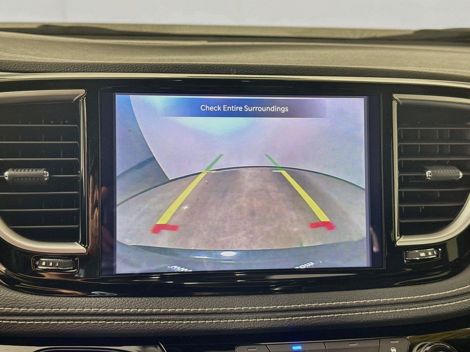 Used 2025 Chrysler Pacifica Limited FWD image 6
