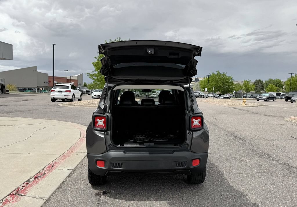 Used 2018 Jeep Renegade Altitude w/ UConnect 8.4 Nav Group AWD/4WD image 8