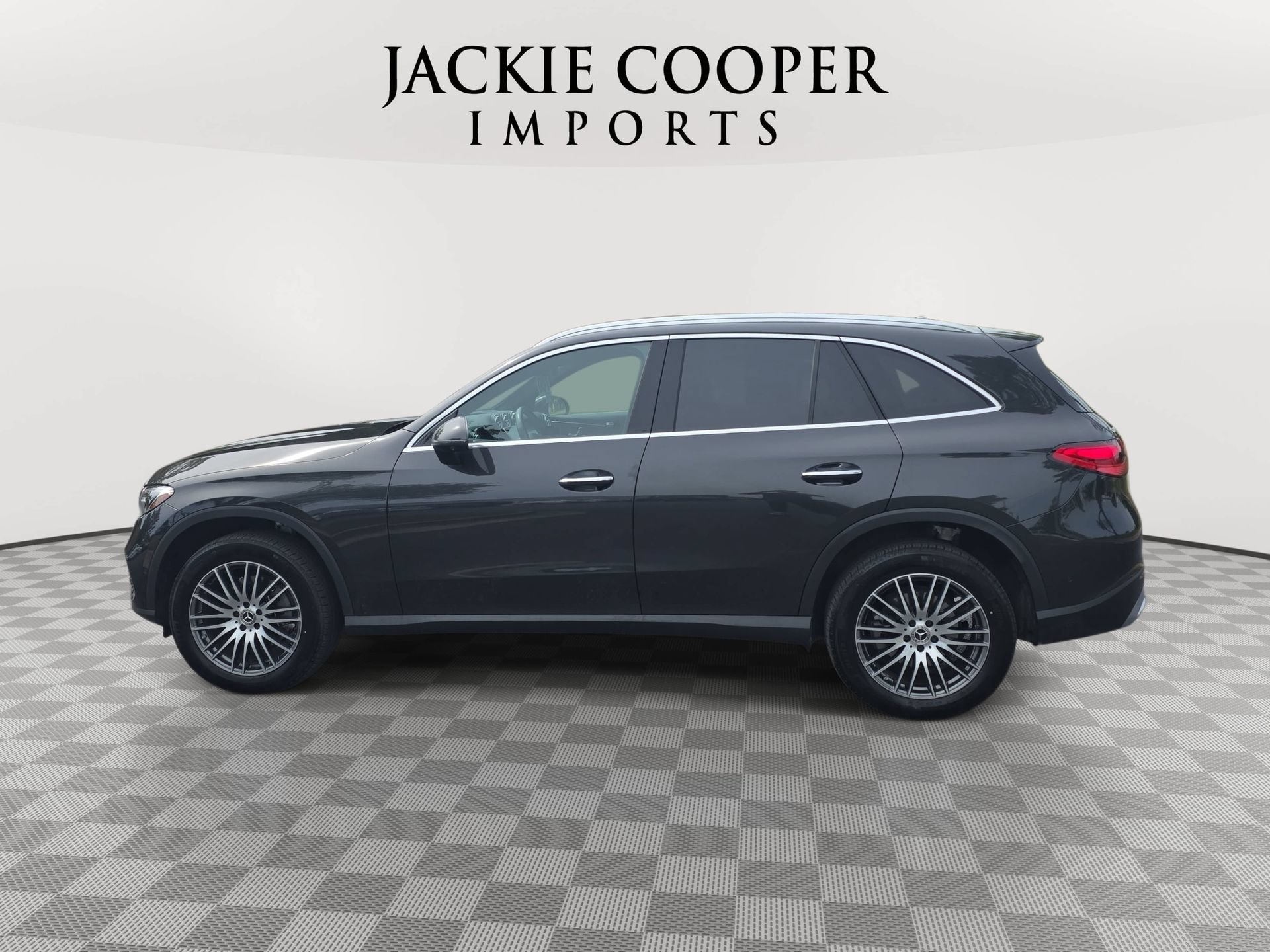 Used 2025 Mercedes-Benz GLC 300 4MATIC image 8