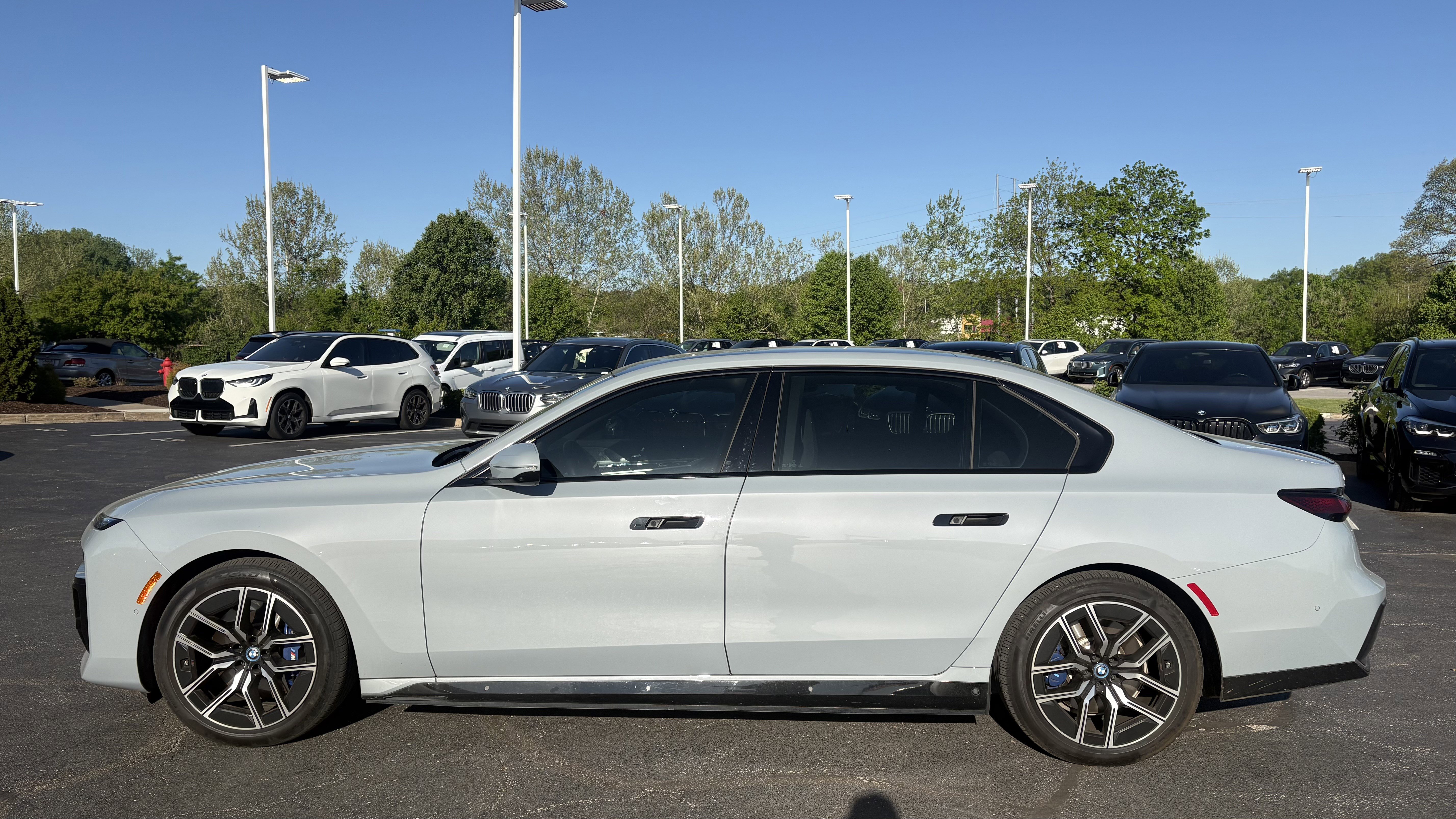 Certified 2023 BMW i7 xDrive60 w/ Executive Package 2 AWD/4WD image 7