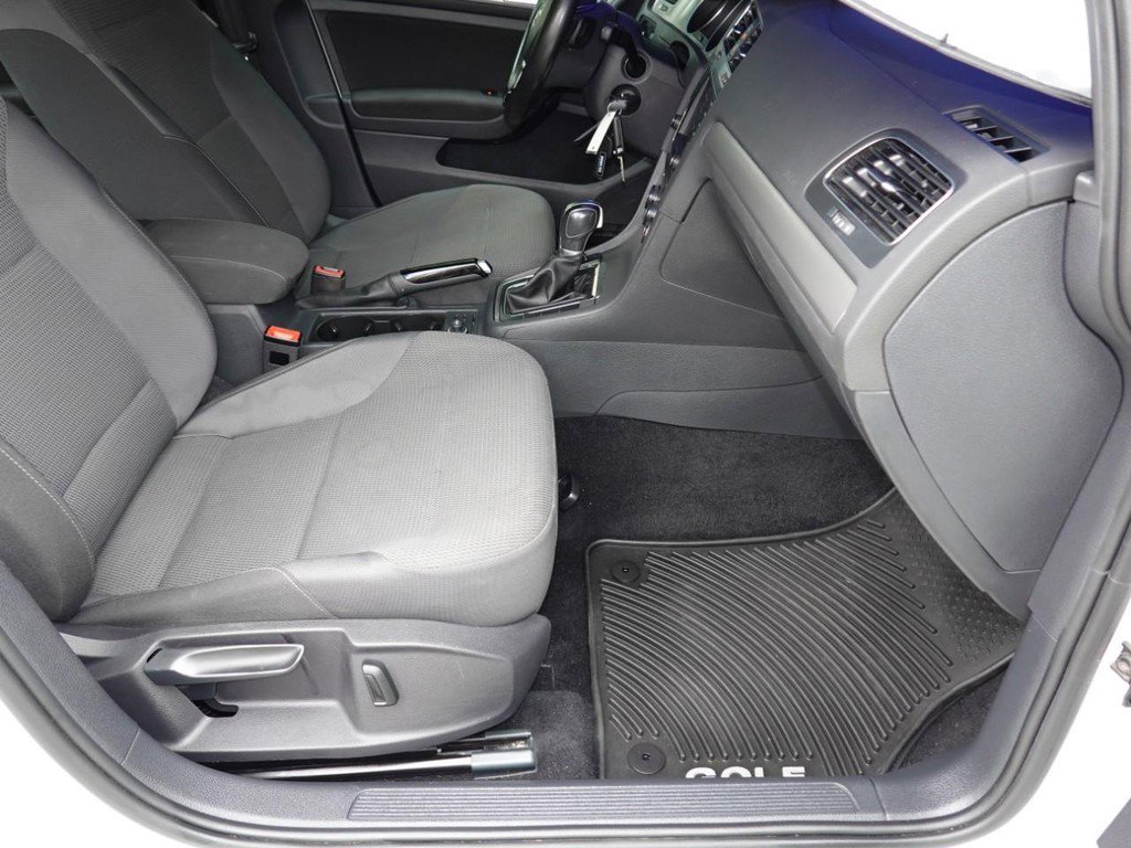 Used 2017 Volkswagen Golf S image 21