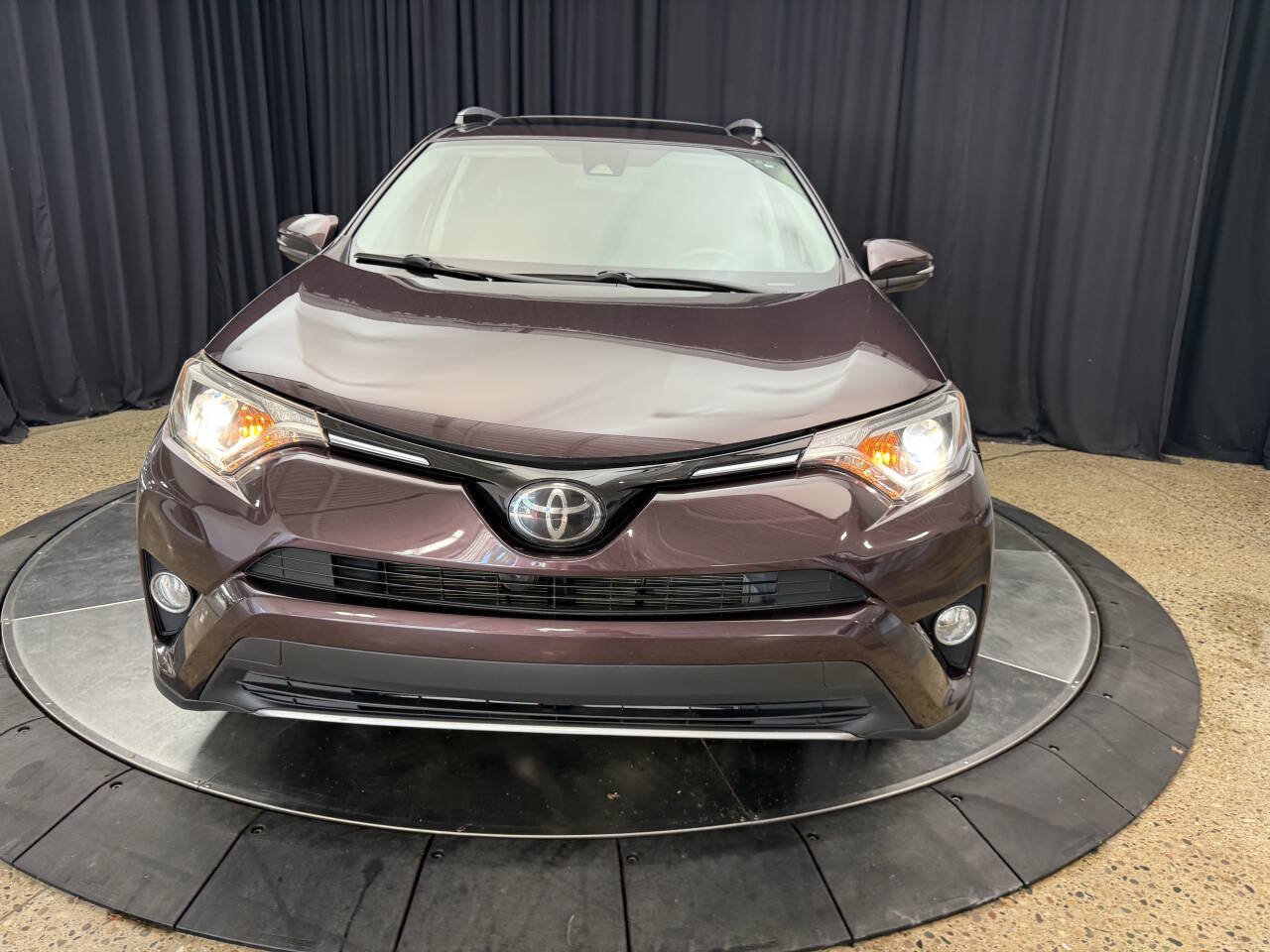 Used 2017 Toyota RAV4 XLE AWD/4WD image 3