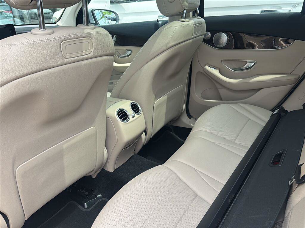 Used 2019 Mercedes-Benz GLC 300 4MATIC image 11