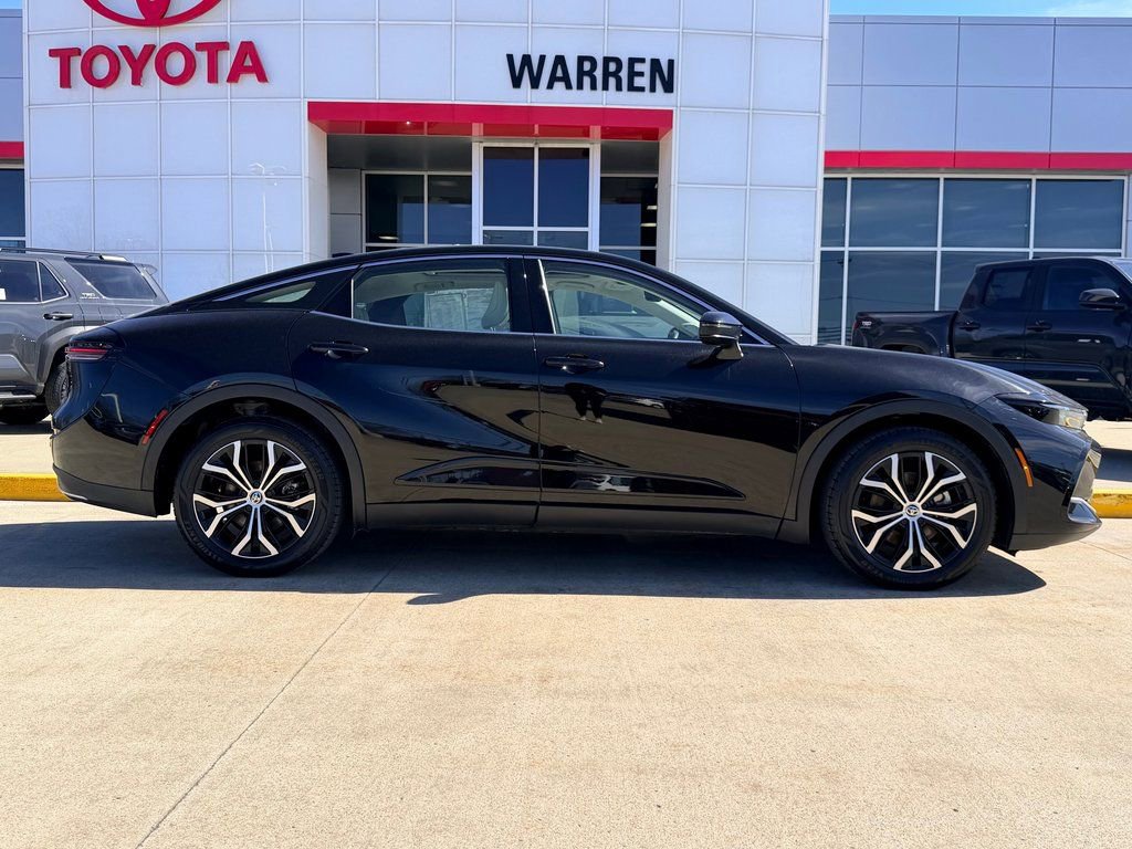 Used 2023 Toyota Crown Limited image 3