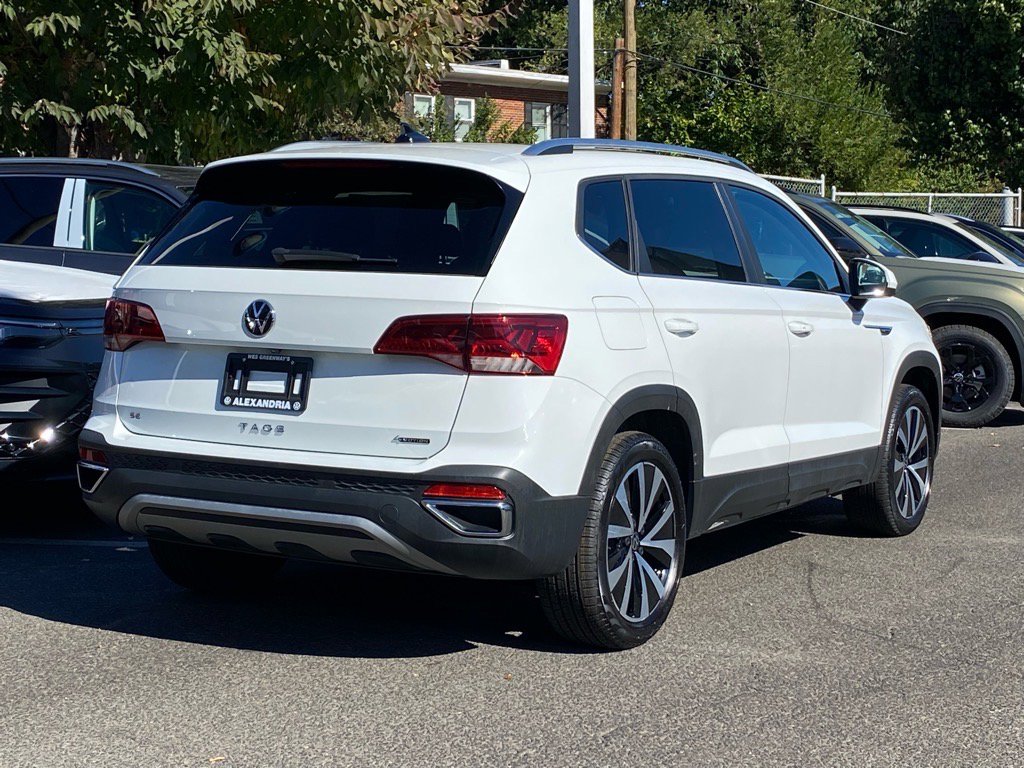 Used 2022 Volkswagen Taos SE w/ Panoramic Sunroof Package image 3