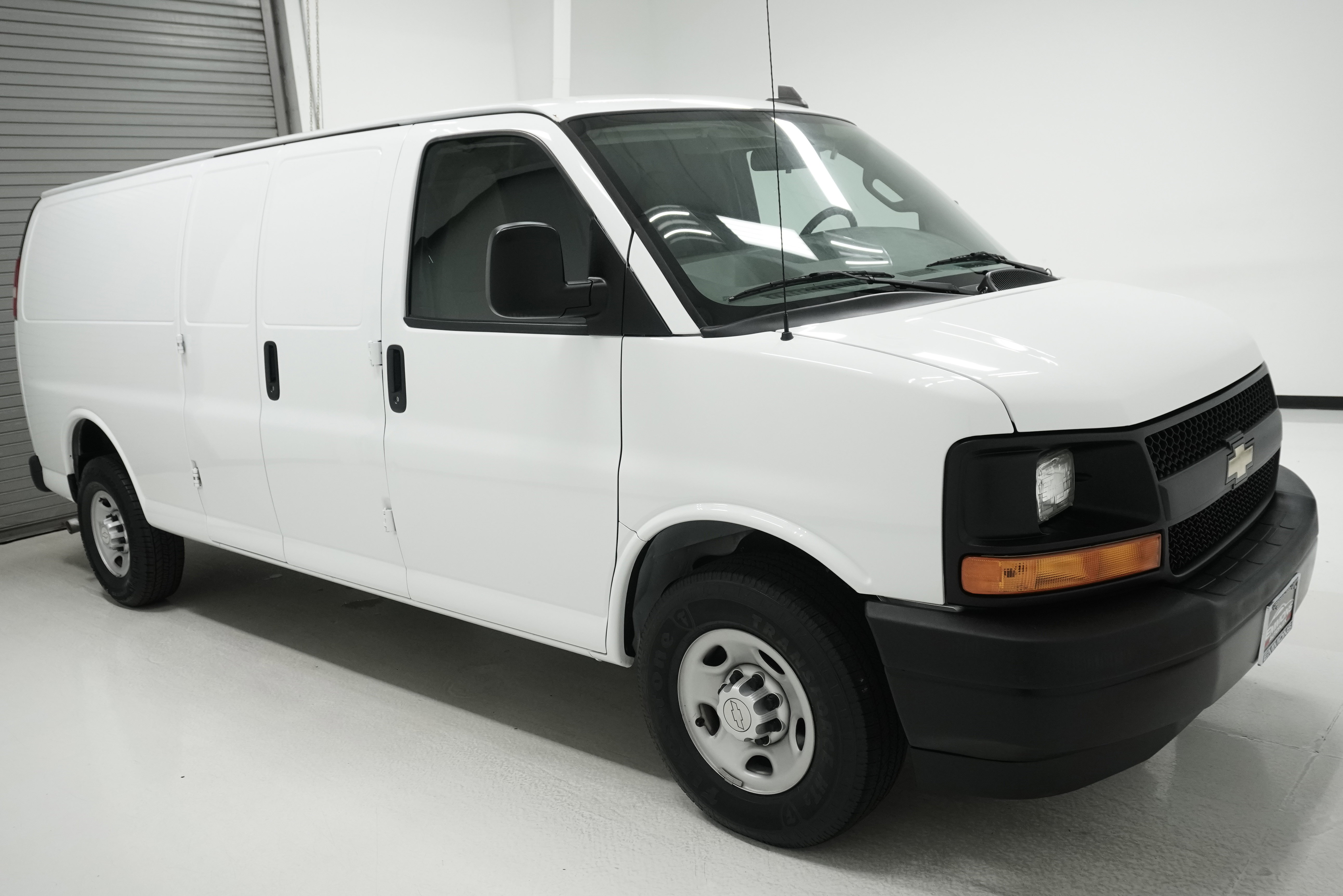 Used 2017 Chevrolet Express 3500 Extended image 2