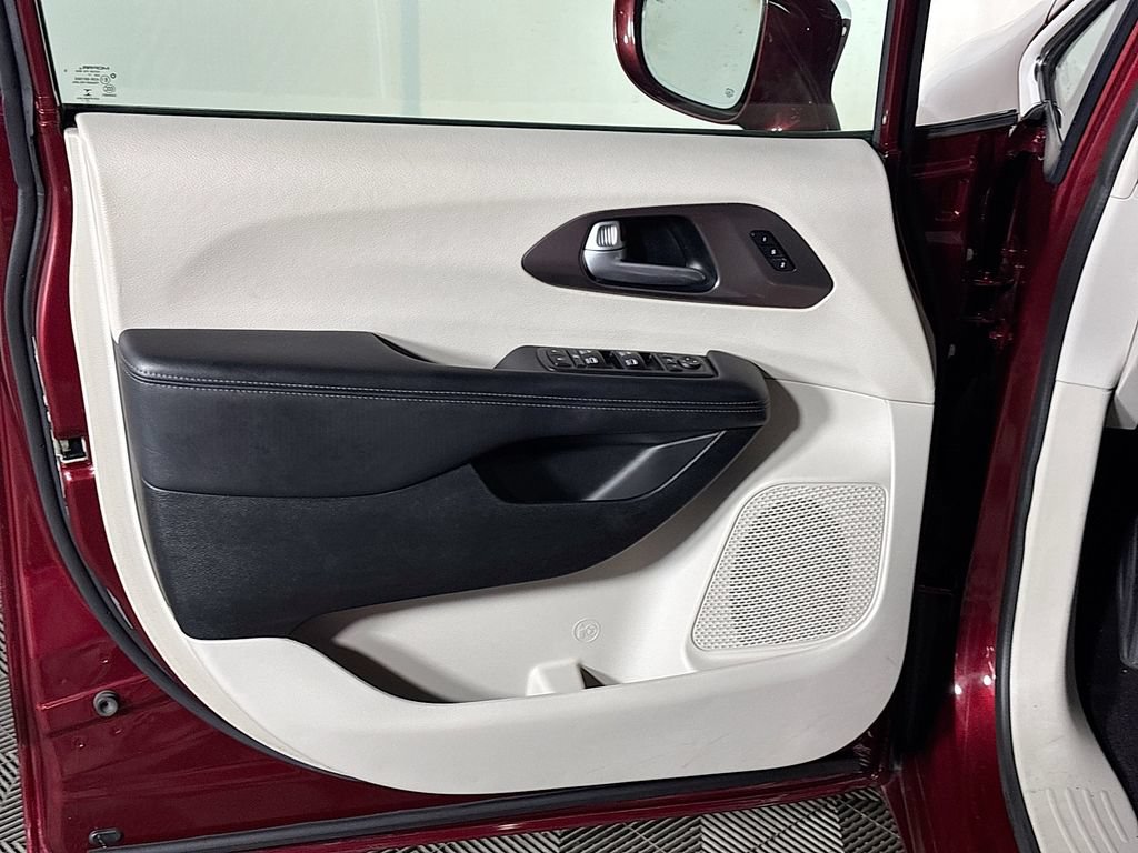 Used 2018 Chrysler Pacifica Limited FWD image 10