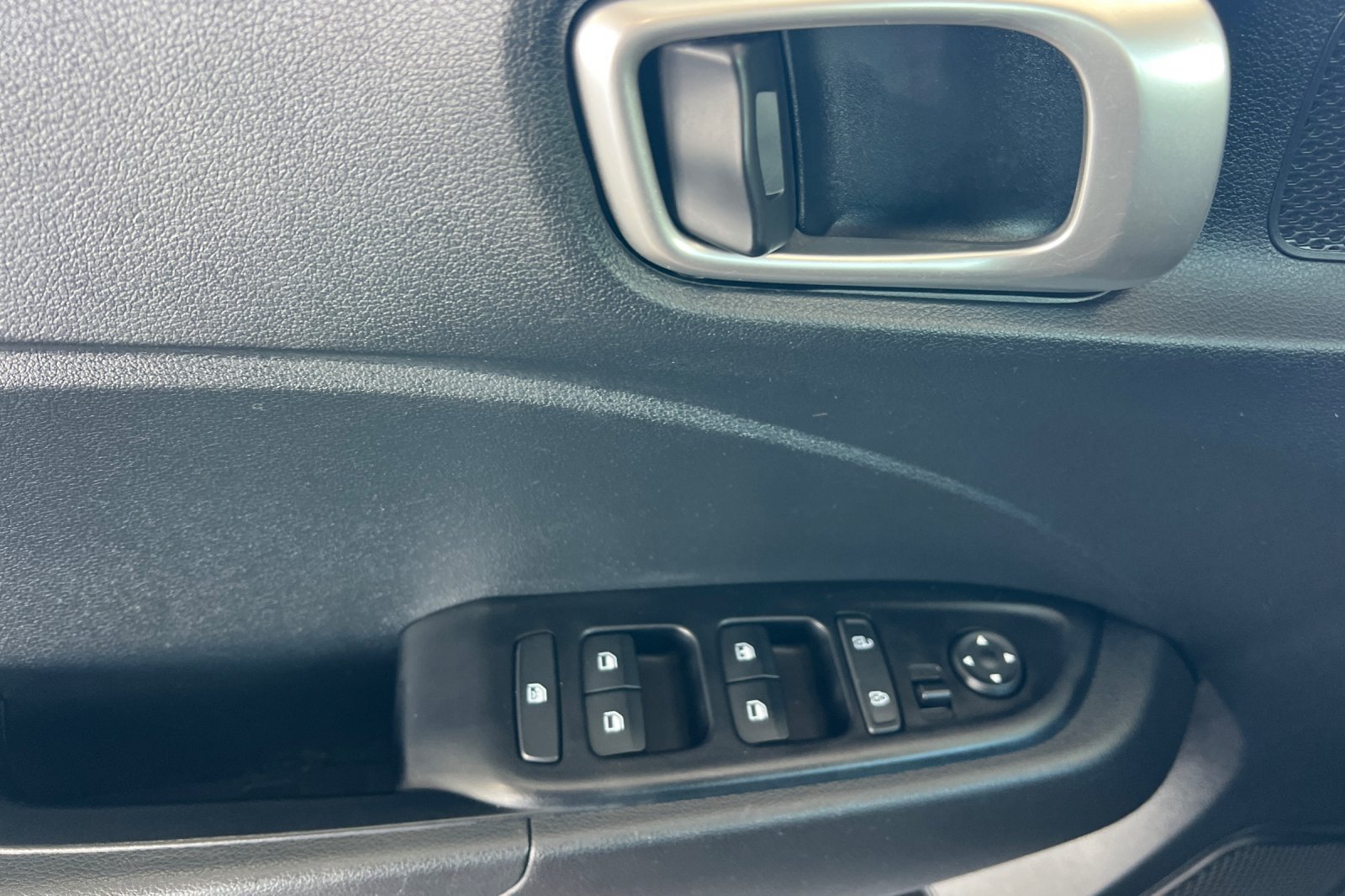 Used 2025 Hyundai Venue SE FWD image 8
