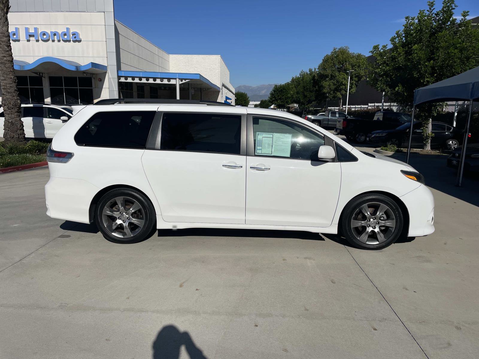 Used 2015 Toyota Sienna SE image 27