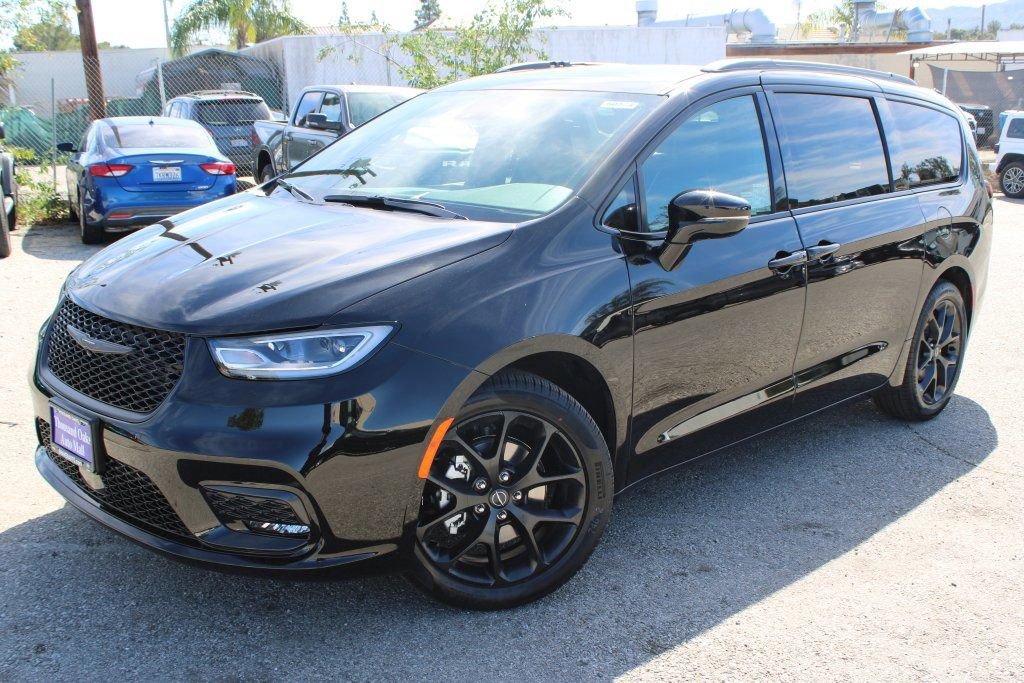 New 2026 Chrysler Pacifica Limited w/ S Appearance Package image 1