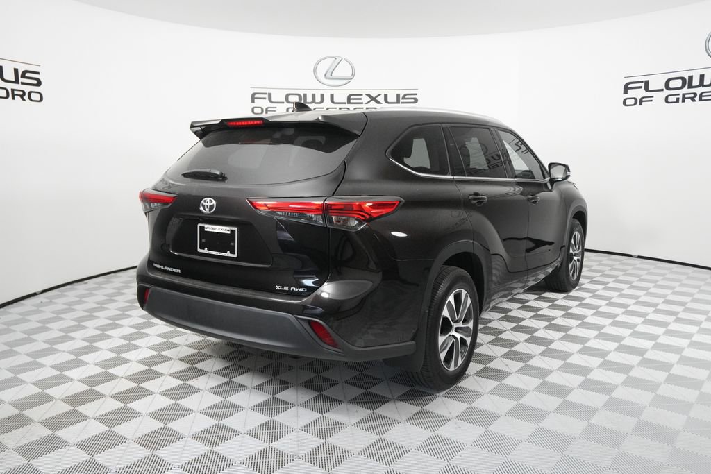Used 2022 Toyota Highlander XLE AWD/4WD image 7