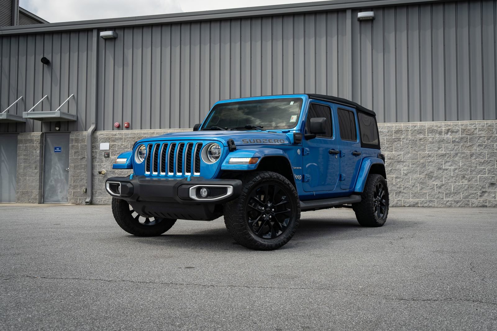 Used 2022 Jeep Wrangler Unlimited Sahara w/ Cold Weather Group AWD/4WD image 1