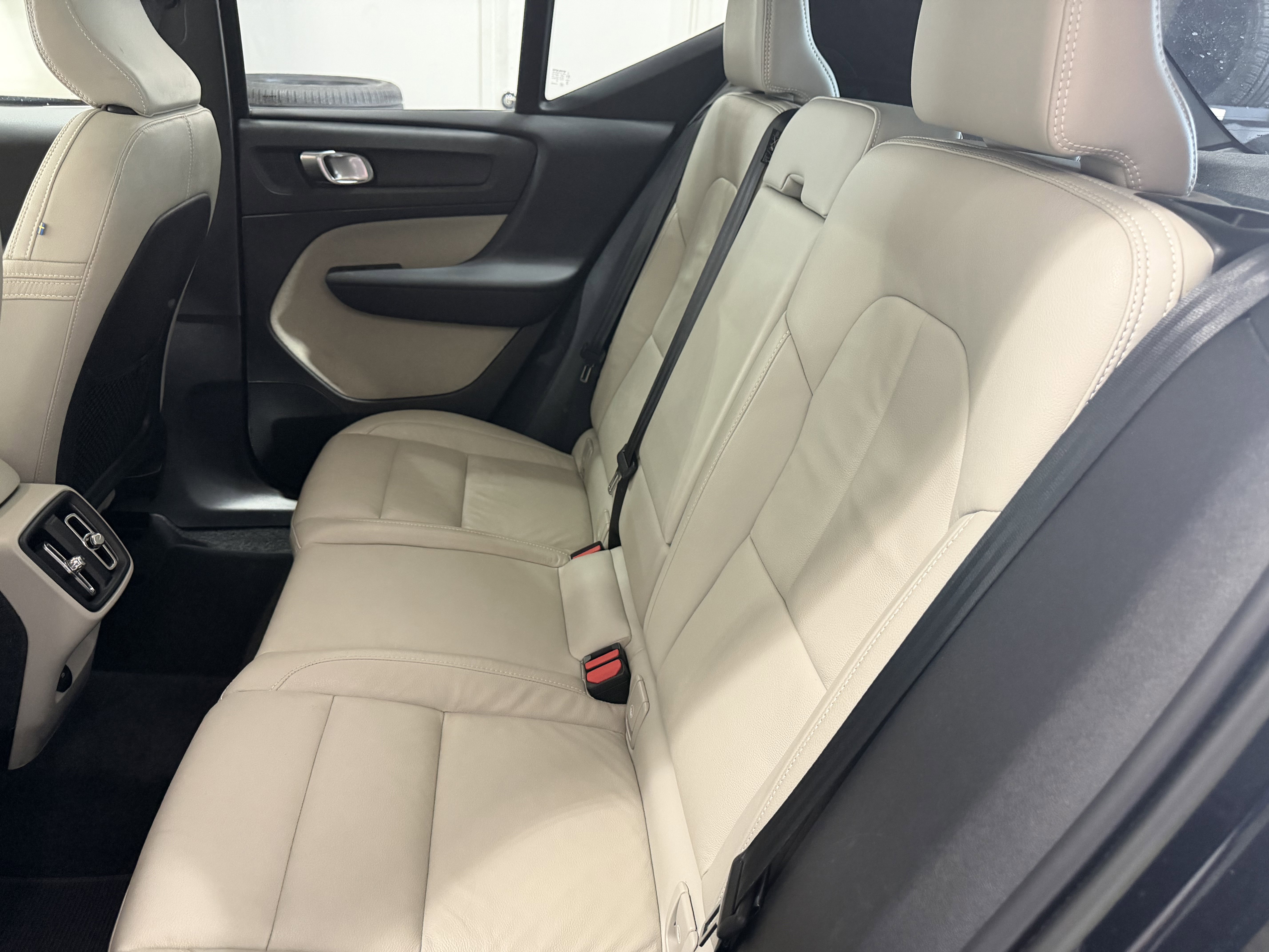 Used 2023 Volvo XC40 B4 Ultimate FWD image 25