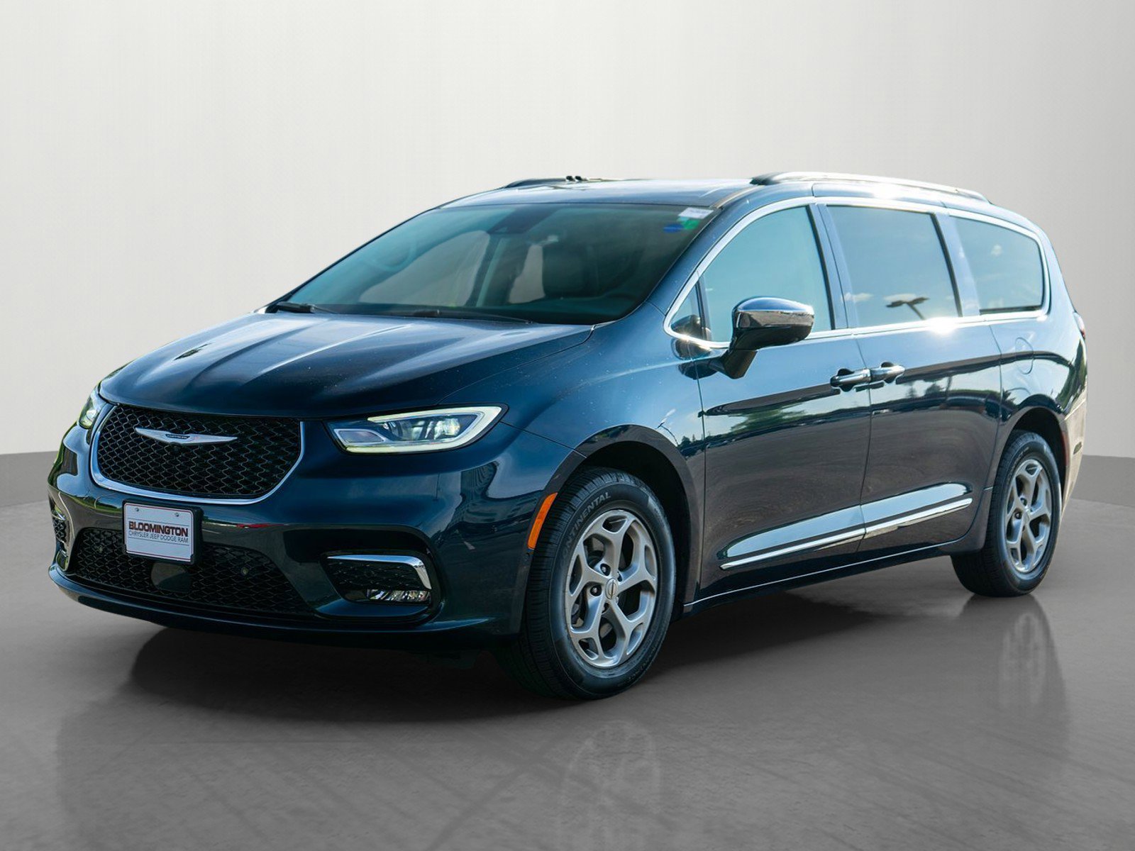 Used 2023 Chrysler Pacifica Limited AWD/4WD image 3