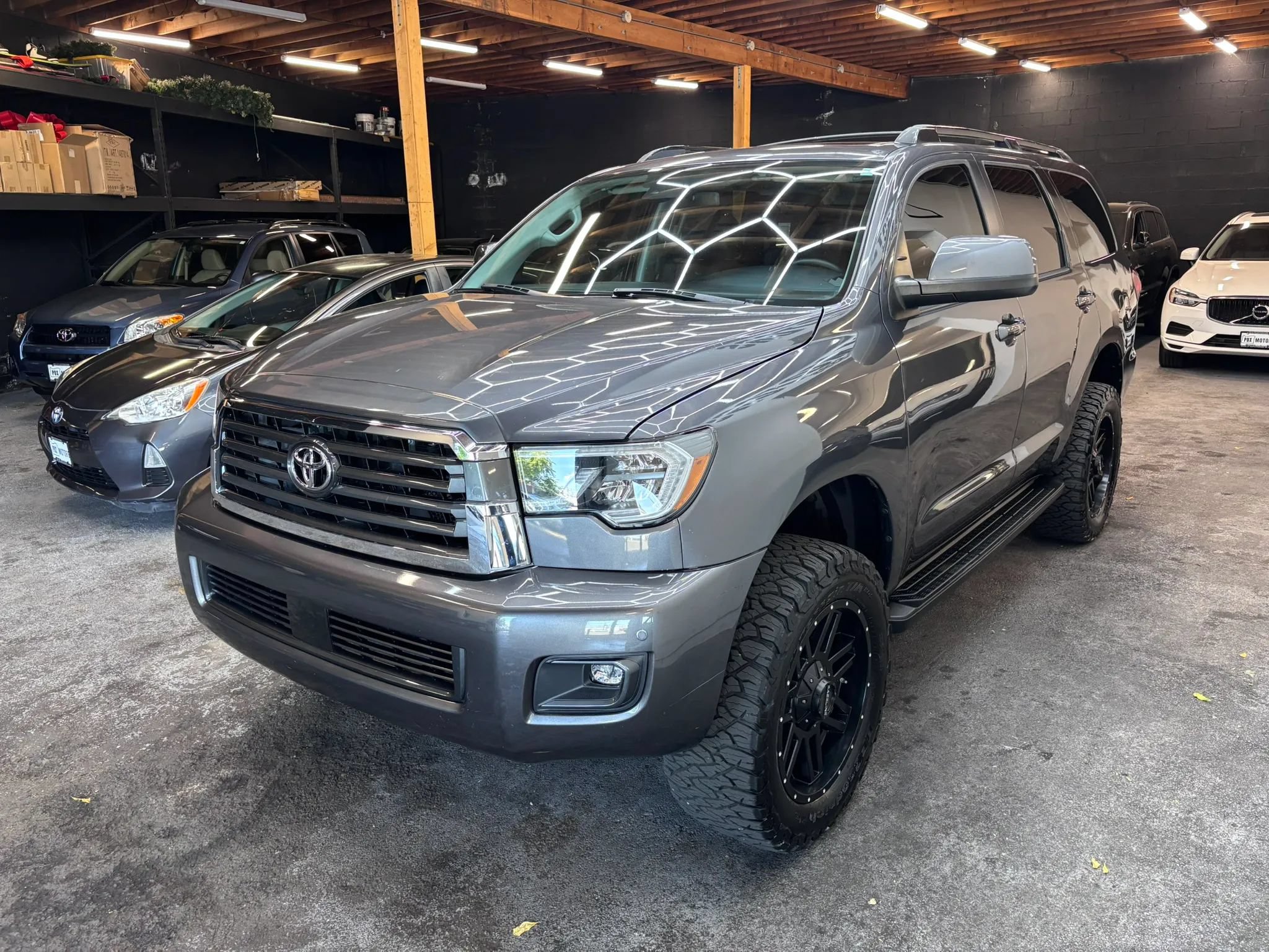 Used 2018 Toyota Sequoia SR5 AWD/4WD image 3