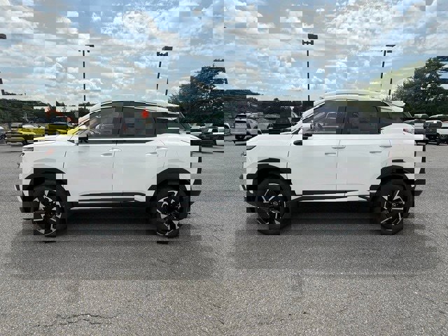 New 2025 Nissan Kicks SV image 8