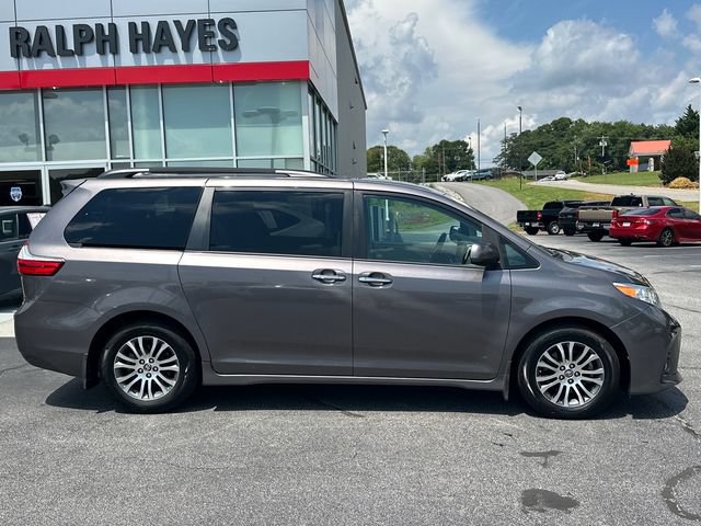 Used 2019 Toyota Sienna XLE w/ XLE Navigation Package FWD image 2